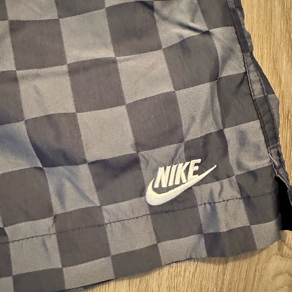 Nike Men's Gray Checkered Athletic Shorts - Picture 2 of 4
